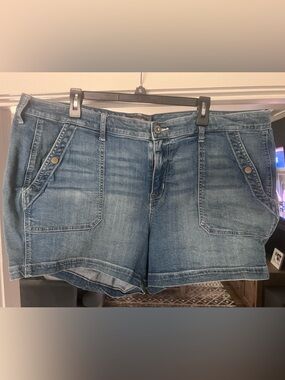 Torrid Medium Wash Denim Shorts with Front Patch Pockets Size 24